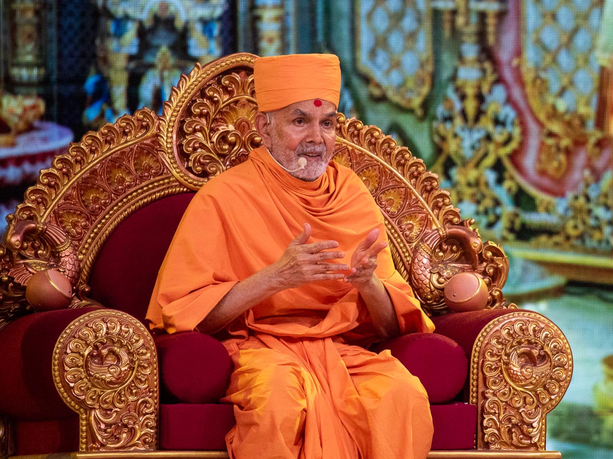 Swamishri blesses the assembly