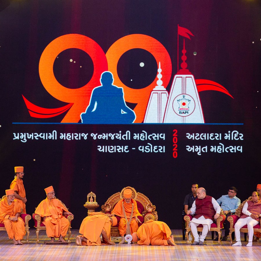Swamishri blesses sadhus