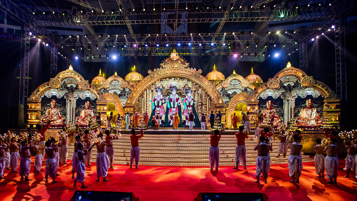 Swamishri, senior sadhus, dignitaries and children perform the arti