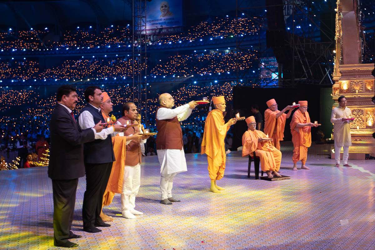 Swamishri, senior sadhus, Shri Amitbhai Shah and dignitaries perform the arti