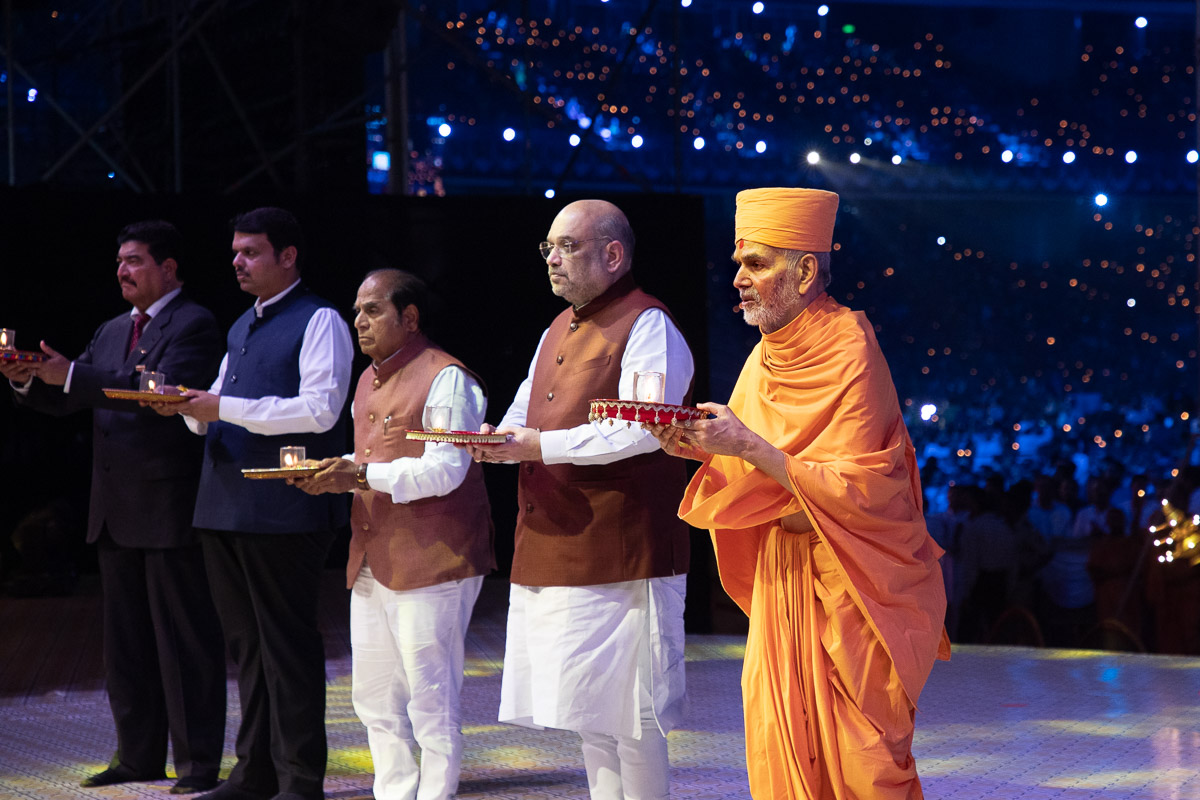 Swamishri, Shri Amitbhai Shah and dignitaries perform the arti