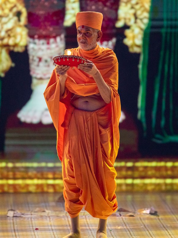 Swamishri performs the arti