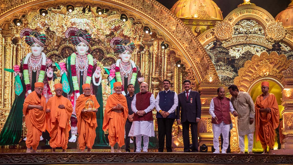 Swamishri, senior sadhus, Shri Amitbhai Shah and dignitaries on the stage