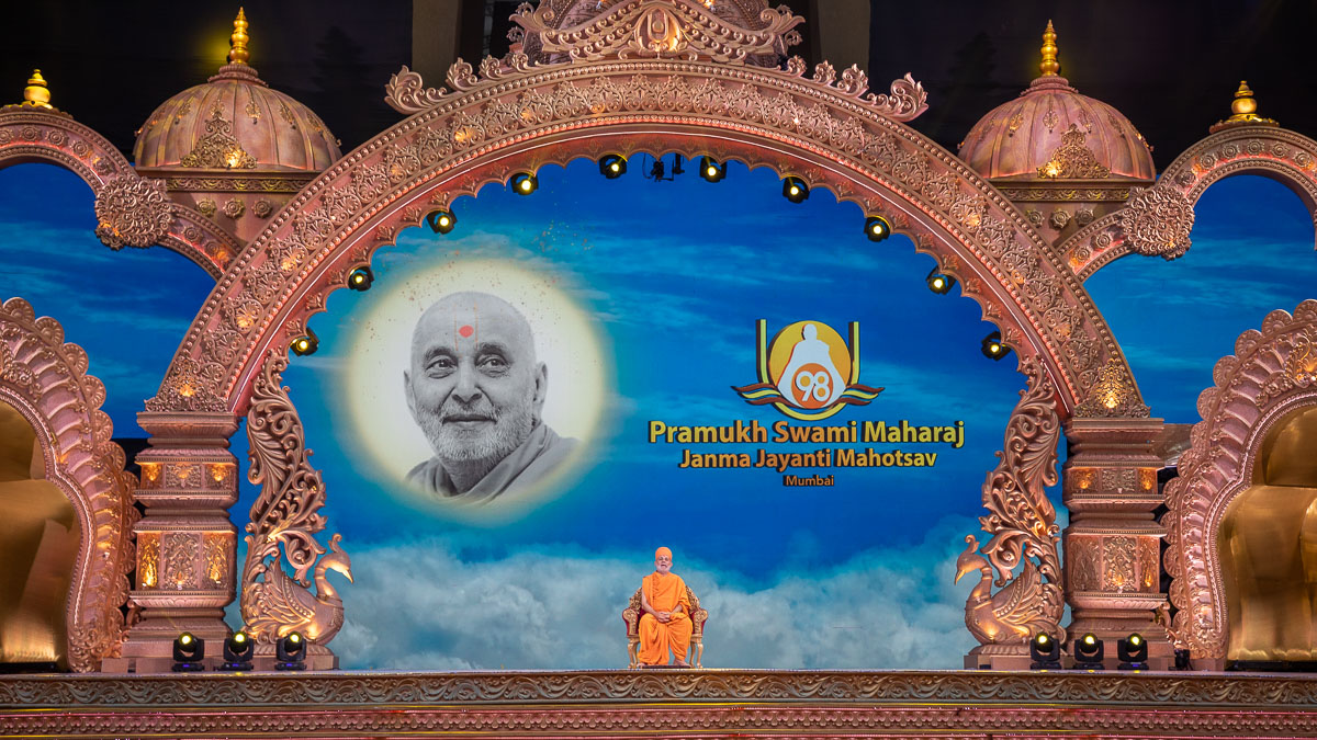 Pujya Viveksagar Swami addresses the assembly