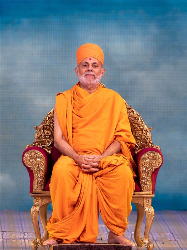 Pujya Viveksagar Swami addresses the assembly