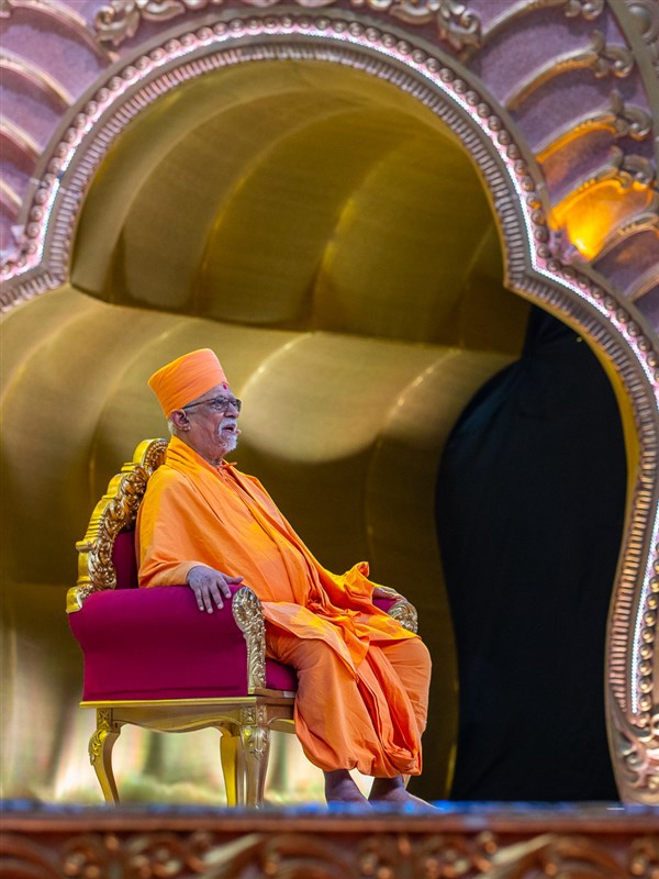 Pujya Swayamprakash Swami (Doctor Swami) addresses the assembly