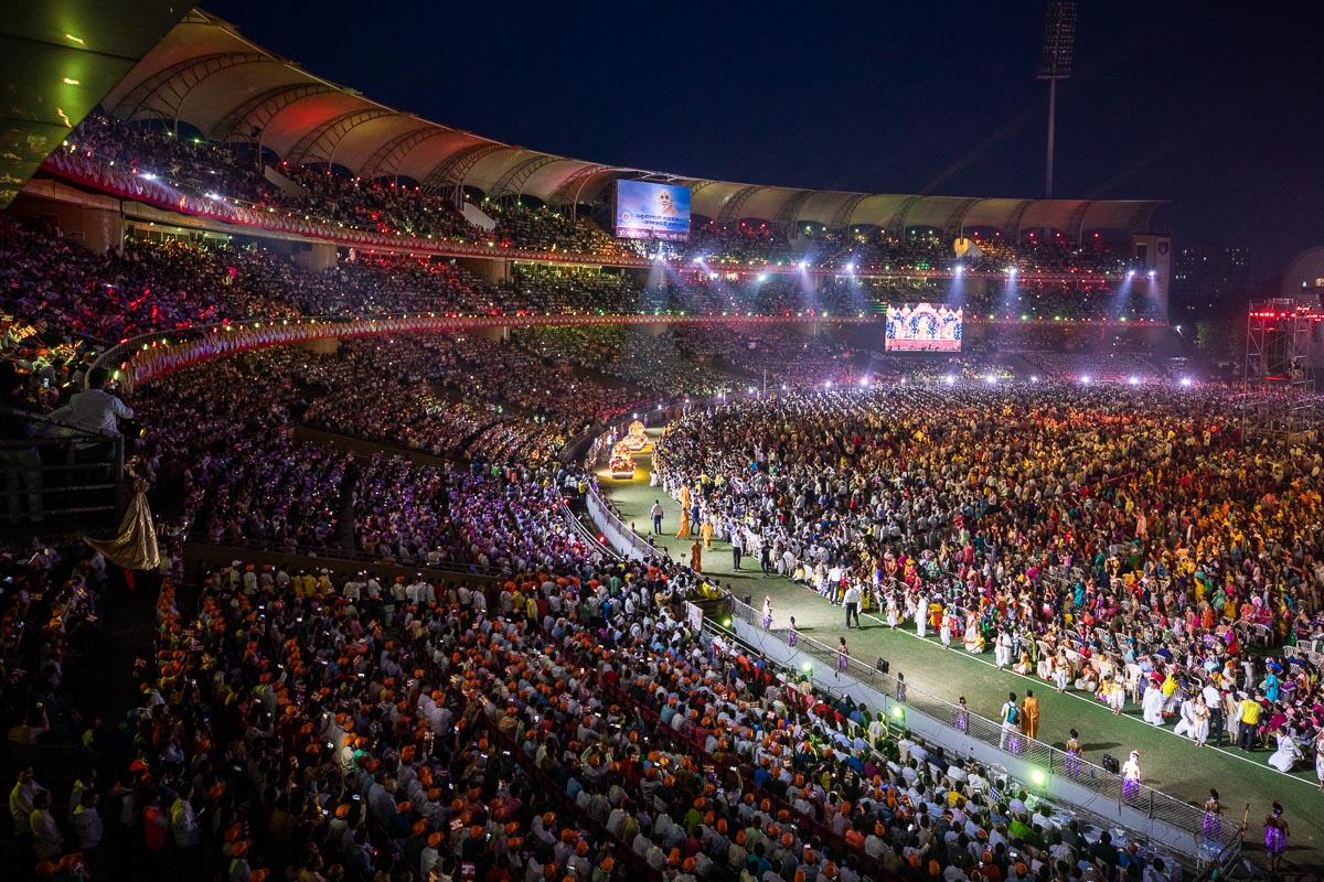 Devotees during the assembly