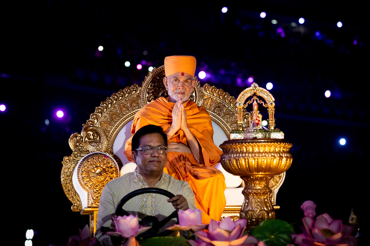 Swamishri greets all with ‘Jai Swaminarayan’