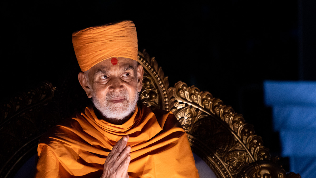 Swamishri greets all with ‘Jai Swaminarayan’