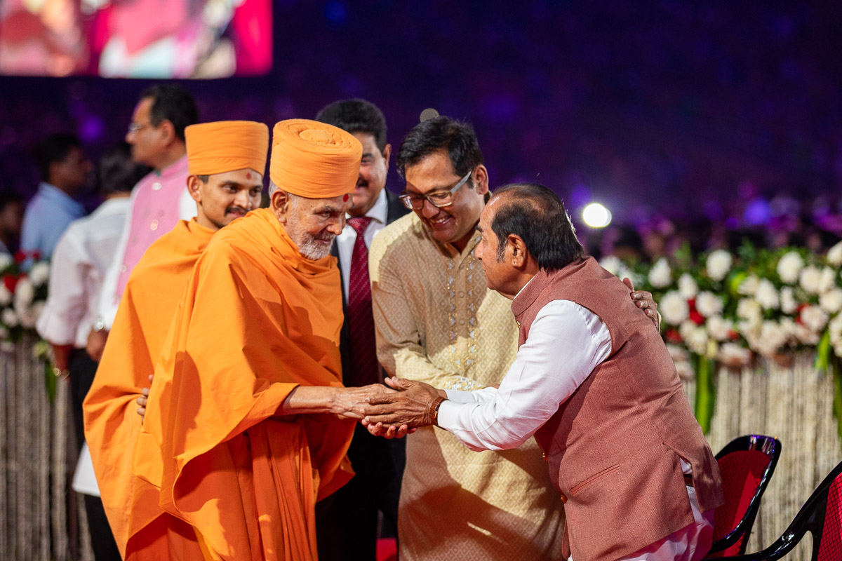 Swamishri greets Shri D.Y. Patil and Shri Vijaybhai Patil