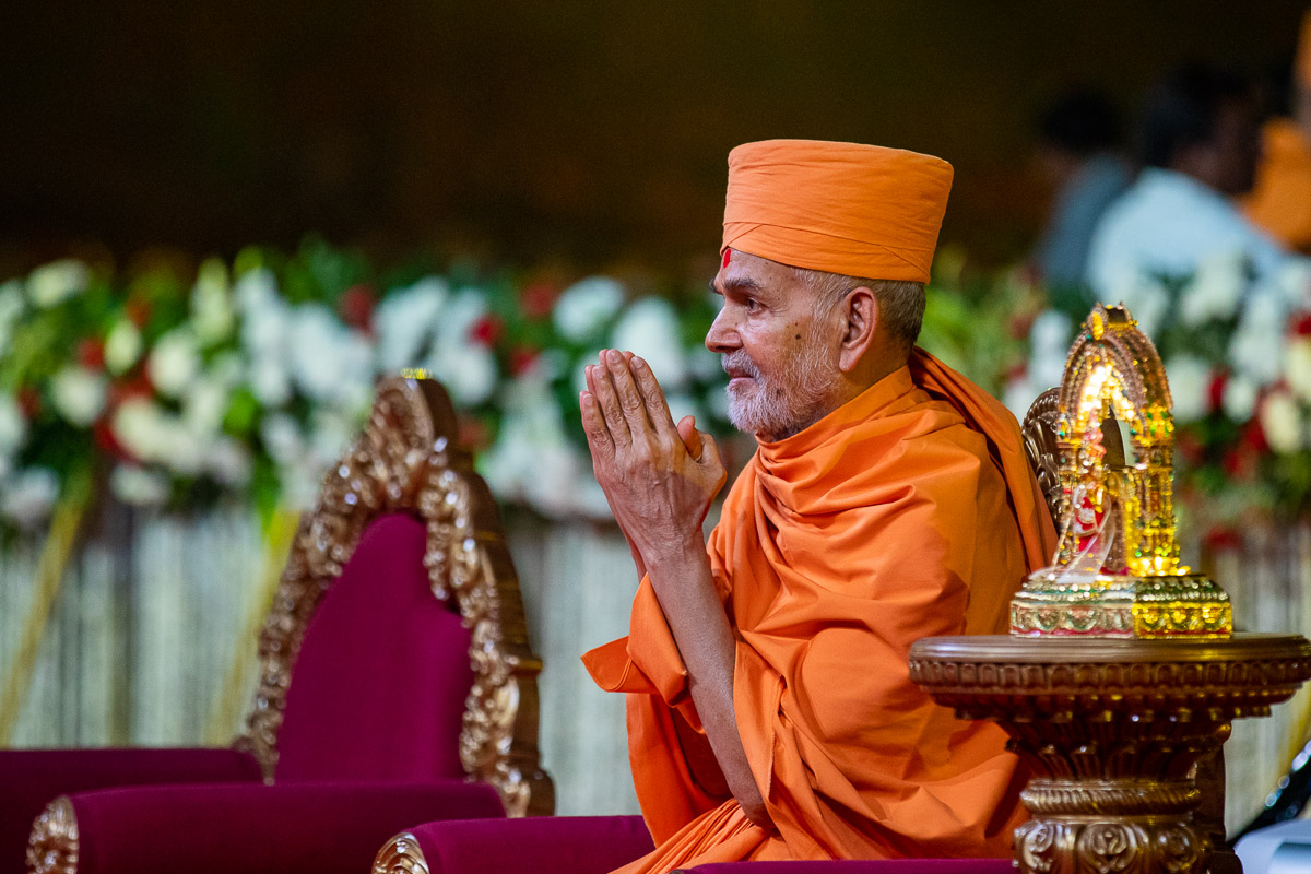 Swamishri greets all with ‘Jai Swaminarayan’