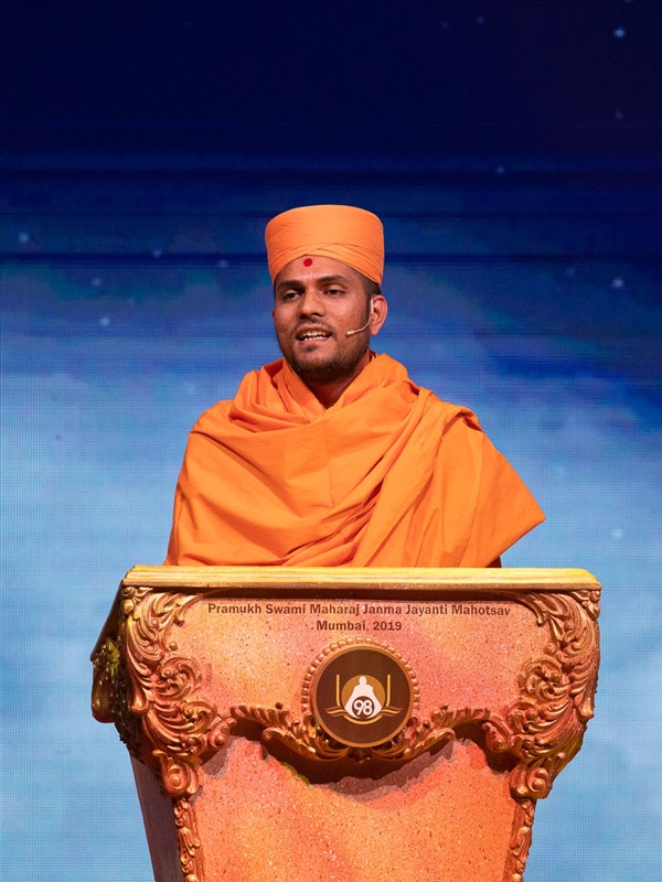 Bhagwatsetu Swami comperes the assembly