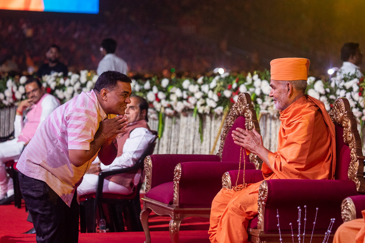 Swamishri greets Shri Arunbhai Thakkar with ‘Jai Swaminarayan’