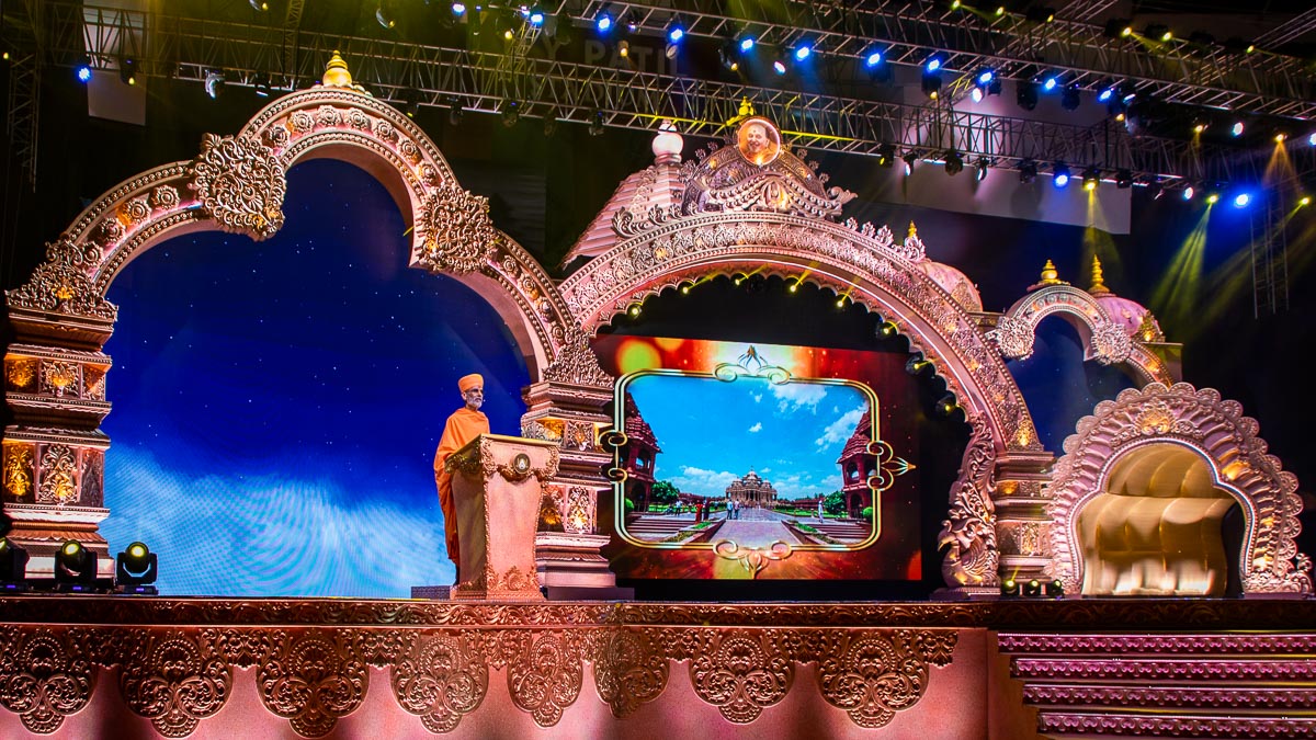 Pujya Anandswarup Swami addresses the assembly