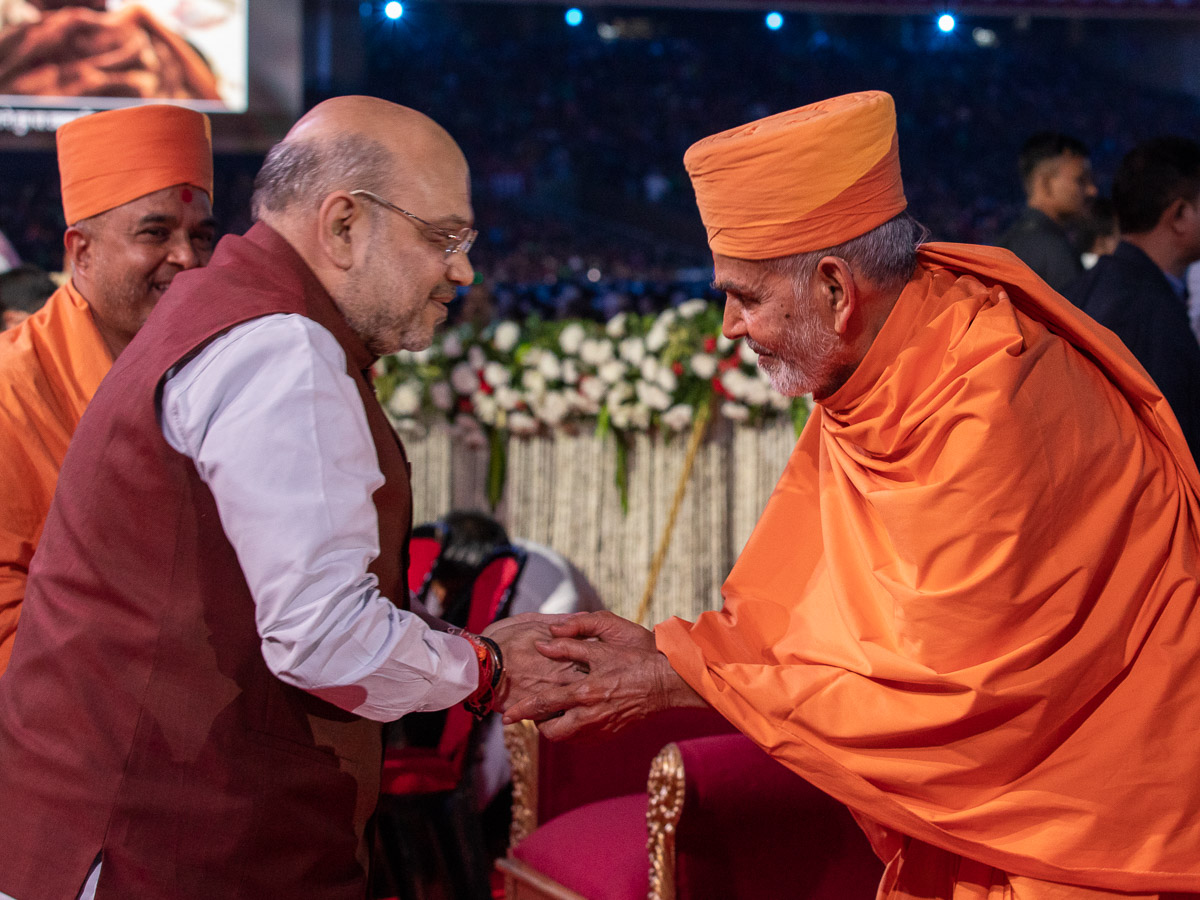 Swamishri greets Union Minister of Home Affairs, Shri Amitbhai Shah