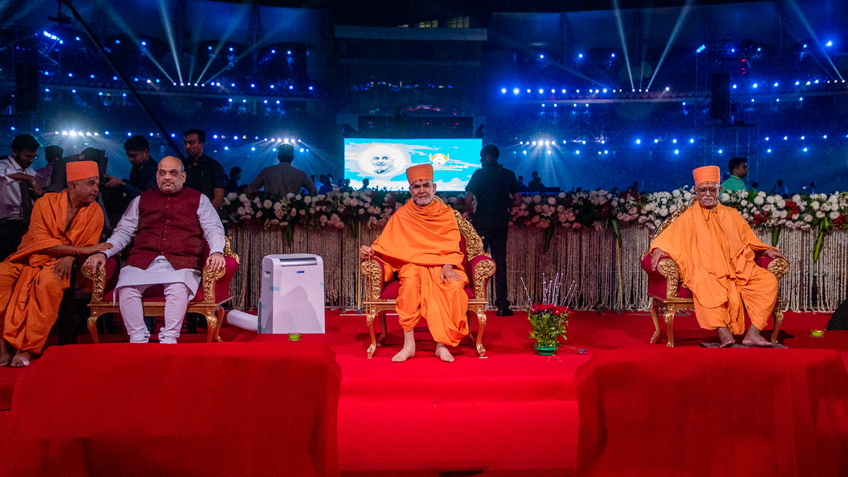 Swamishri, Pujya Doctor Swami and Shri Amitbhai Shah during the assembly