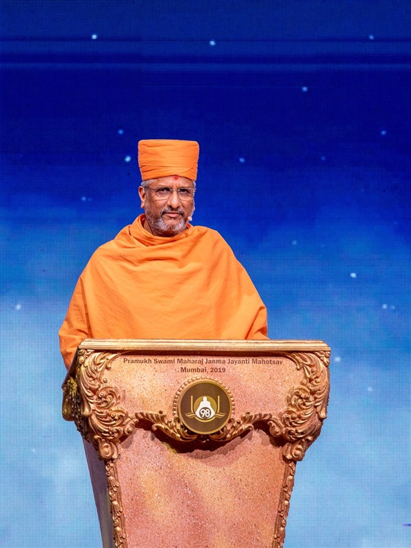 Aksharvatsal Swami addresses the assembly