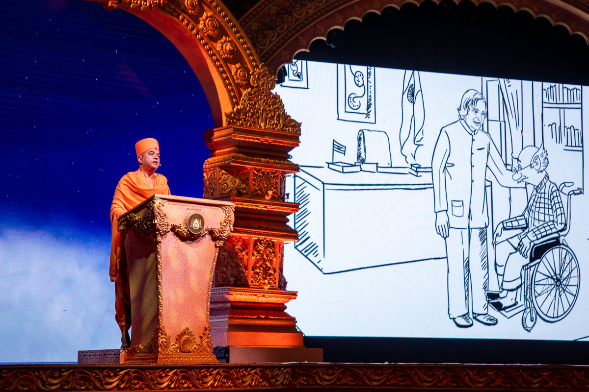 Brahmavihari Swami addresses the assembly