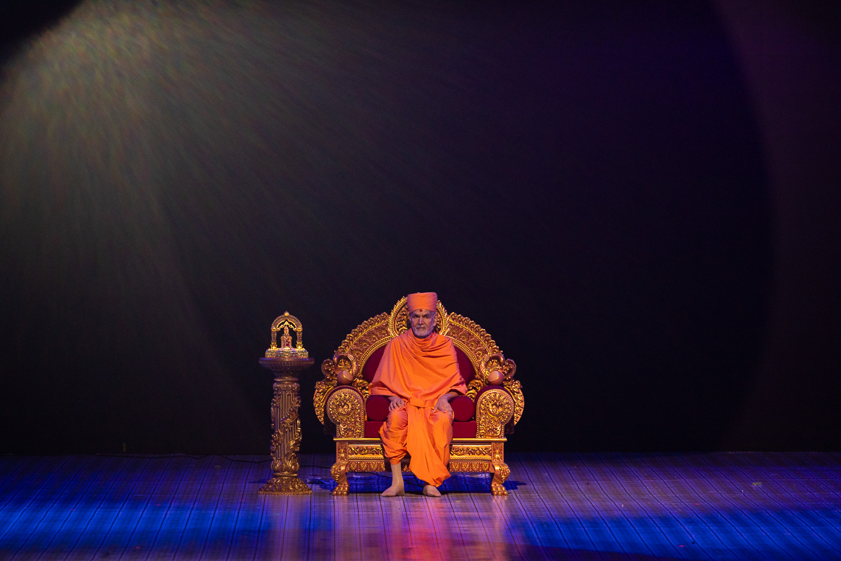 Swamishri on the stage during the assembly