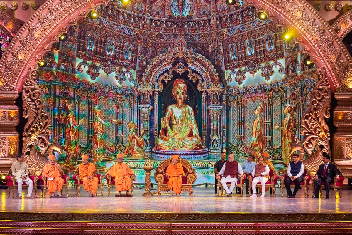 Swamishri, senior sadhus and dignitaries on the stage during the assembly