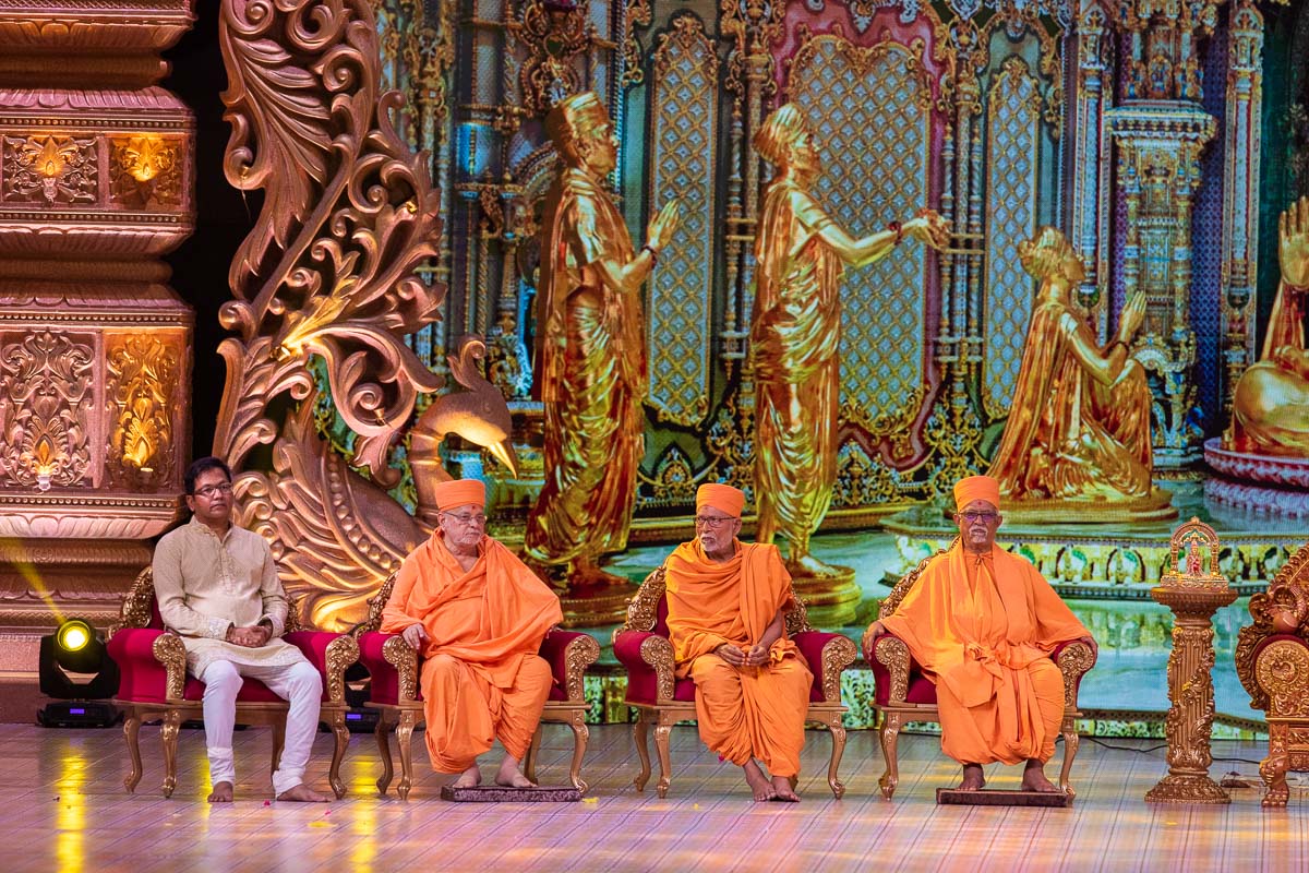 Pujya Ishwarcharan Swami addresses the assembly