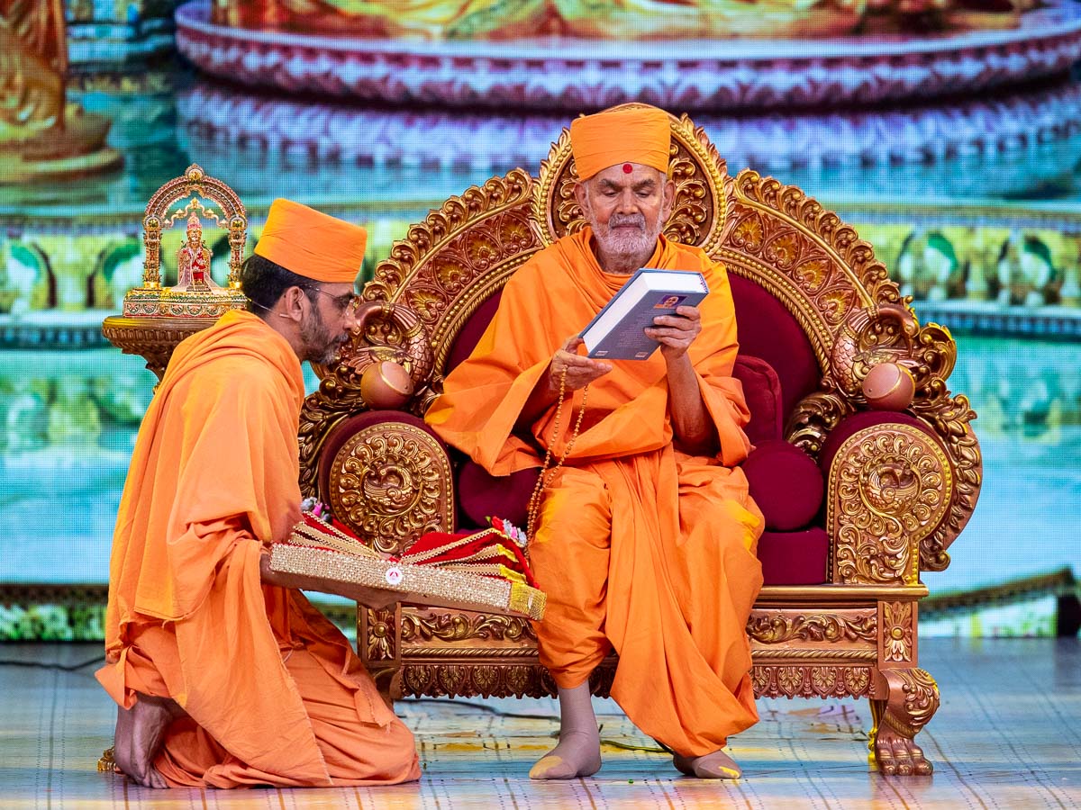 Swamishri inaugurates the third part of the biography of Brahmaswarup Pramukh Swami Maharaj