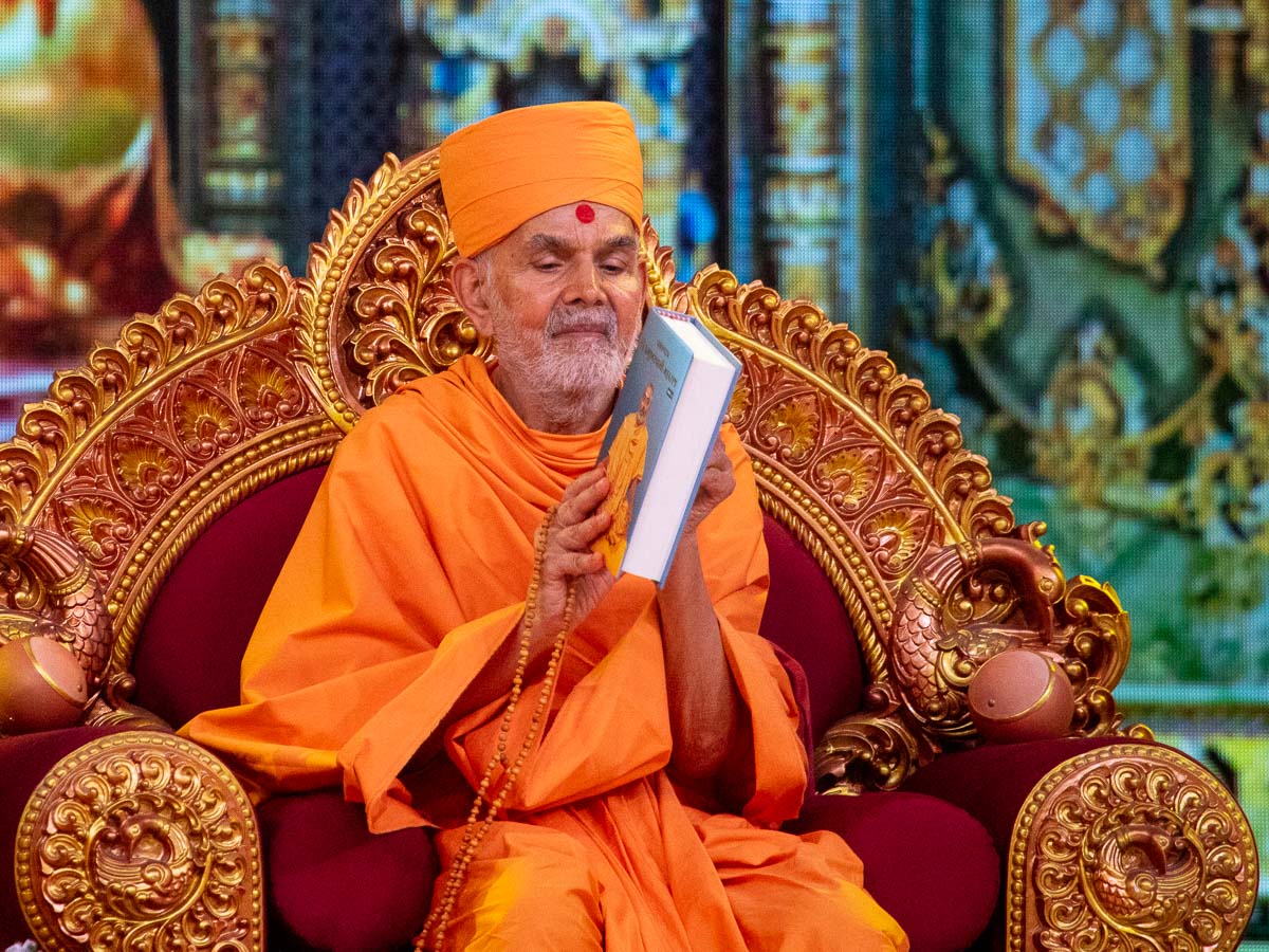 Swamishri observes the biography