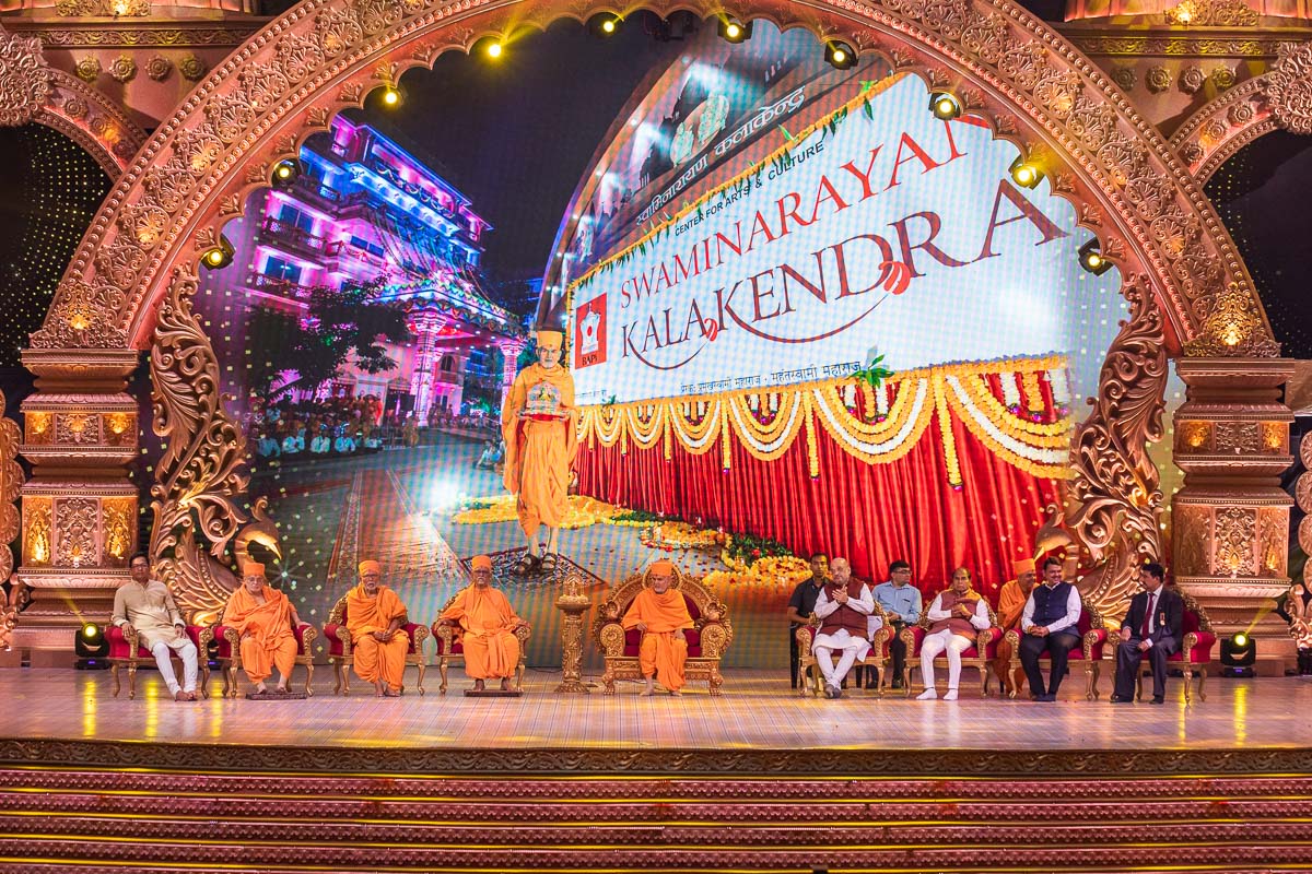 Swamishri, senior sadhus and dignitaries on stage during the assembly