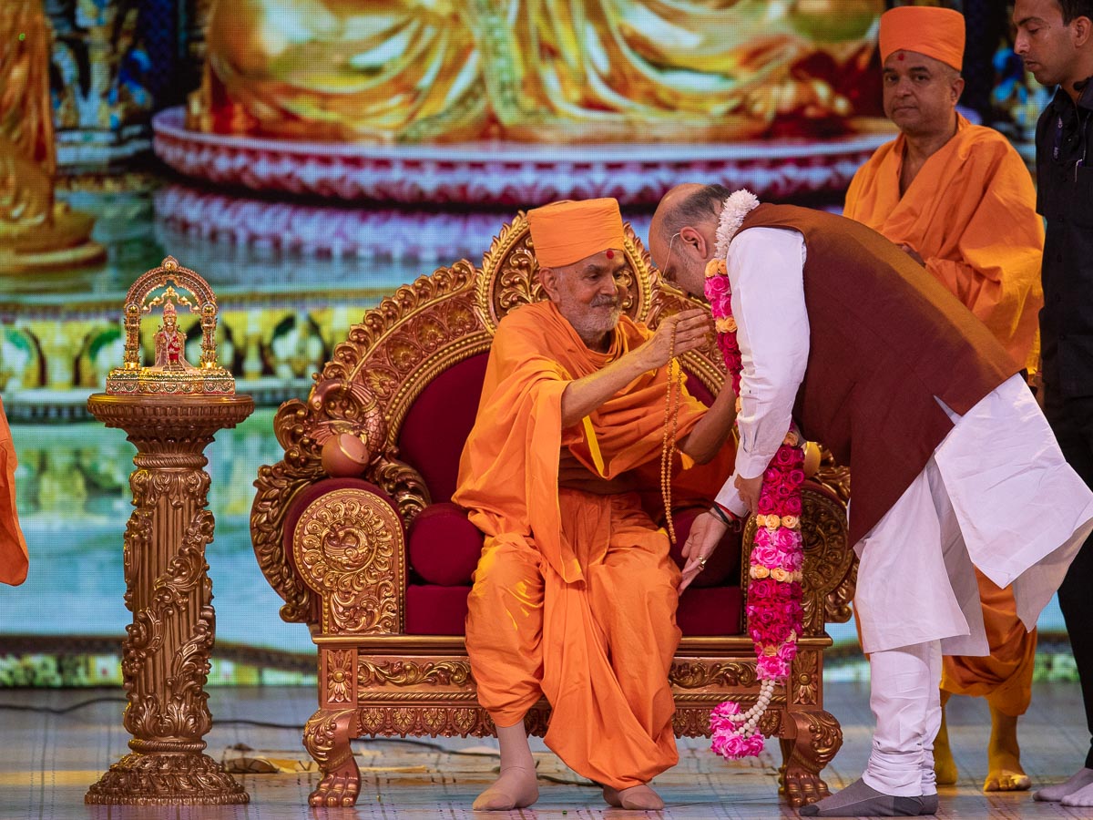 Swamishri blesses Shri Amitbhai Shah