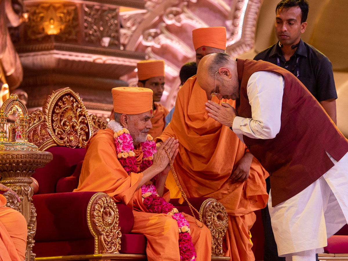 Shri Amitbhai Shah honors Swamishri with a garland