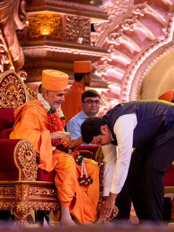 Shri Devendra Fadnavis honors Swamishri with a garland