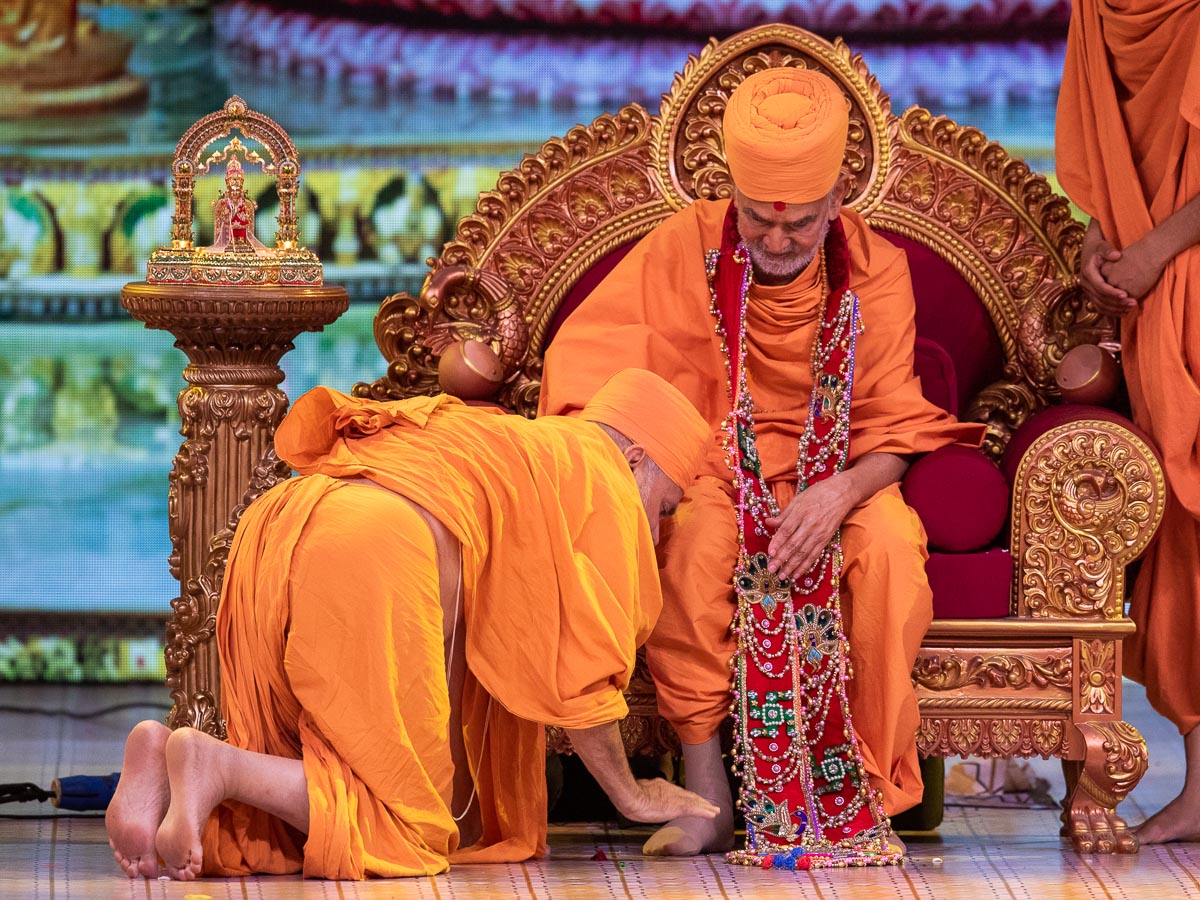 Pujya Viveksagar Swami honors Swamishri with a garland