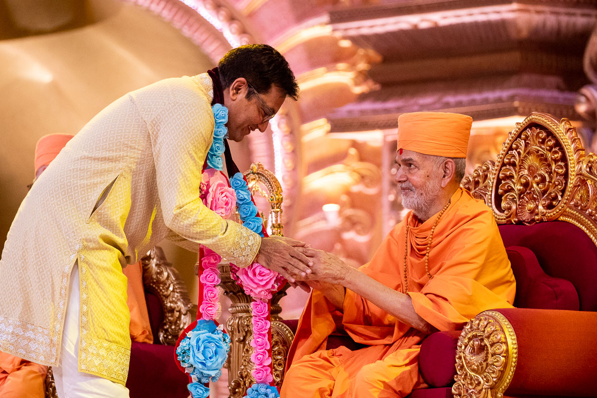 Swamishri honors Shri Vijaybhai Patil  with a garland