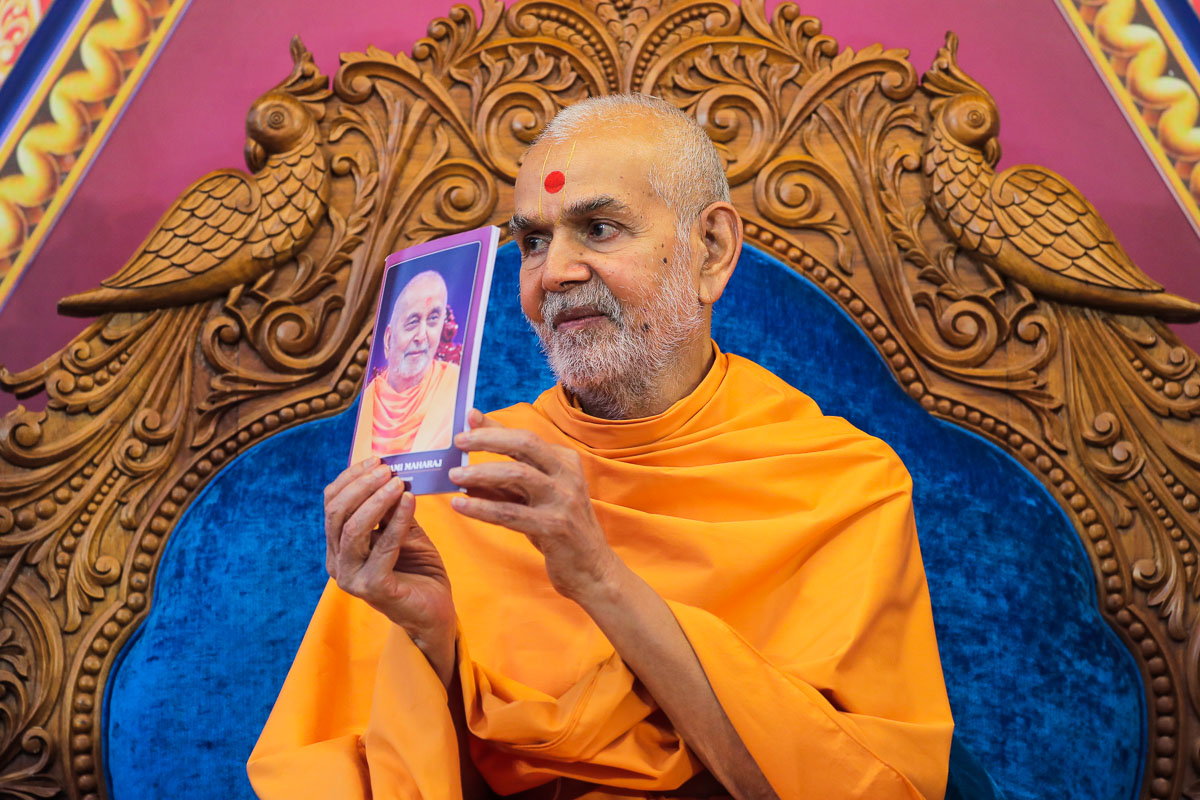 Swamishri inaugurates a new English print publication by Swaminarayan Aksharpith, 'Pramukh Swami Maharaj: 100 Inspiring Experiences'