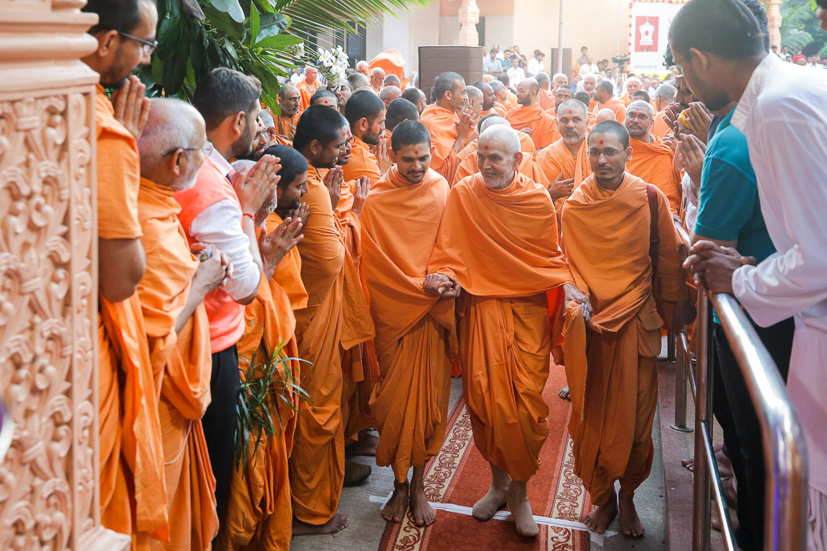 Sadhus doing darshan of Swamishri while he departs from the assembly