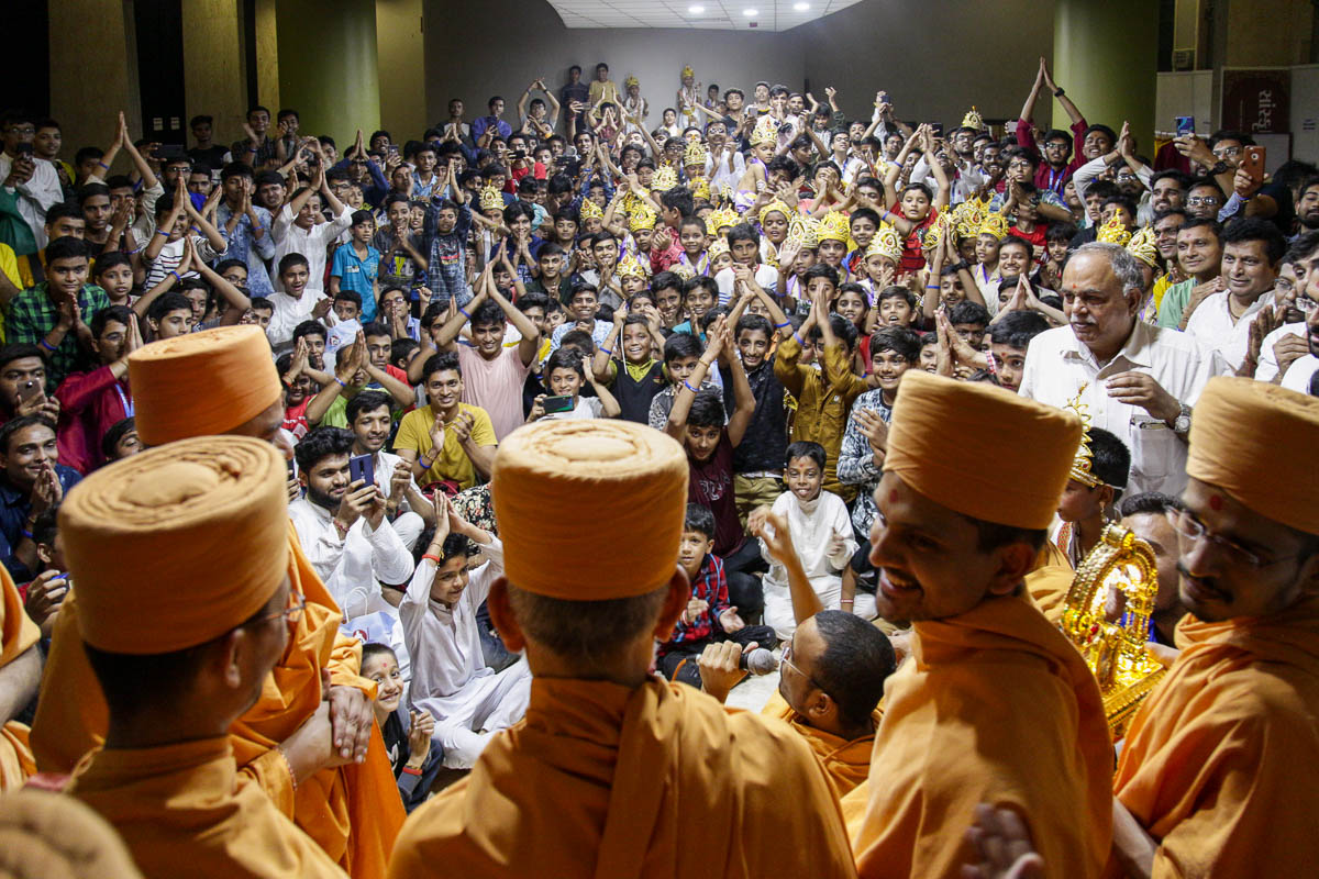 Swamishri departs for the 98th birthday celebration of Brahmaswarup Pramukh Swami Maharaj at D.Y. Patil Stadium, Mumbai