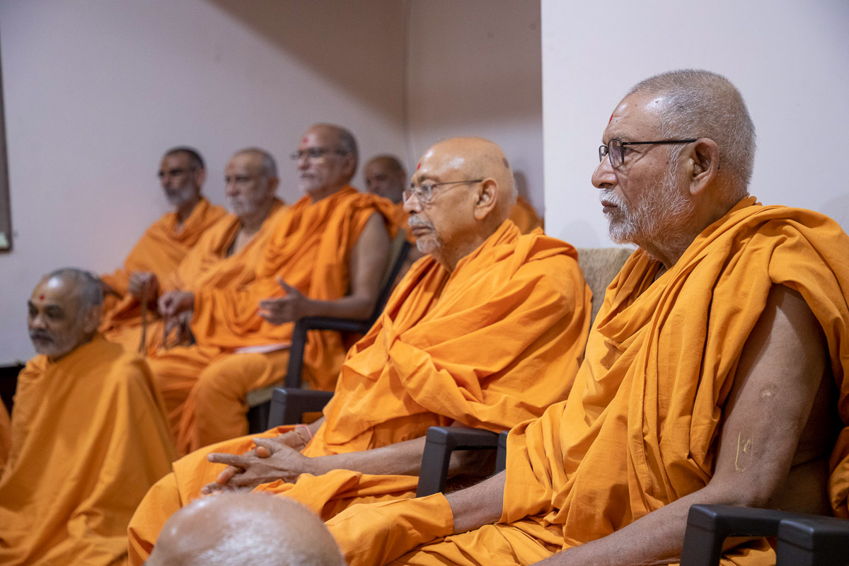 Pujya Bhaktipriya Swami (Kothari Swami), Pujya Tyagvallabh Swami and sadhus doing Swamishri's puja darshan