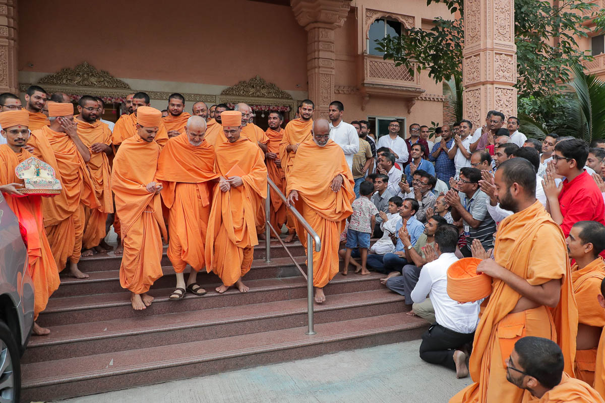 Swamishri departs from BAPS Swaminarayan Mandir, Vashi, Mumbai