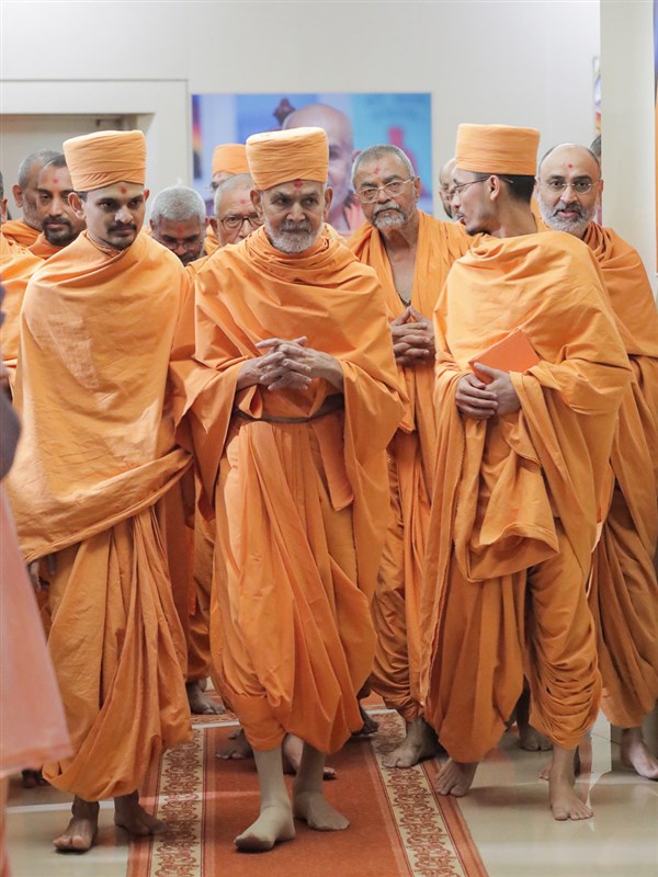 Swamishri arrives at BAPS Shri Swaminarayan Mandir, Dadar