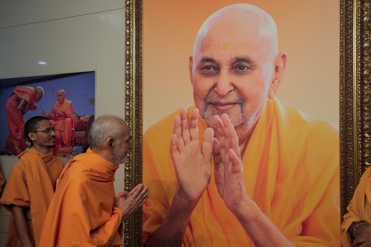 Param Pujya Mahant Swami Maharaj doing darshan of Brahmaswarup Pramukh Swami Maharaj