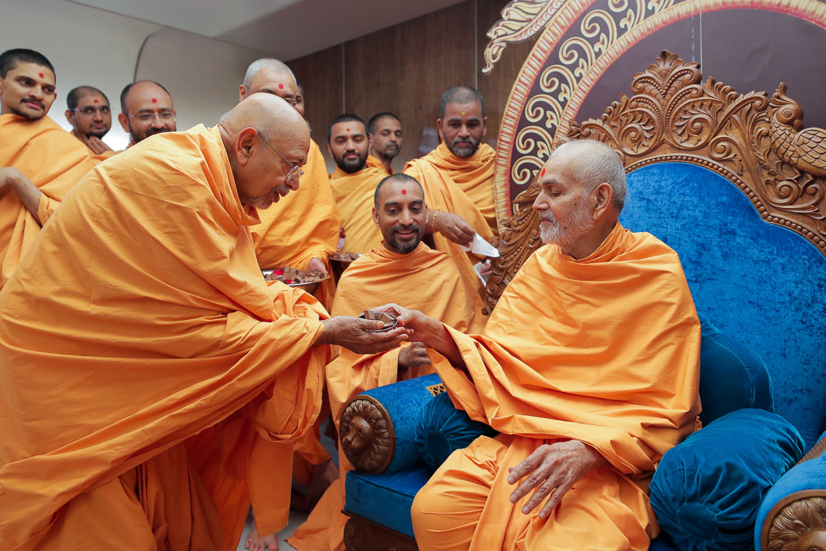 Swamishri gives prasad to Pujya Tyagvallabh Swami