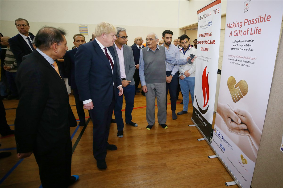The Prime Minister met many of the volunteers who deliver the Mandir's multifarious community outreach activities, such as free health screenings and organ donation awareness