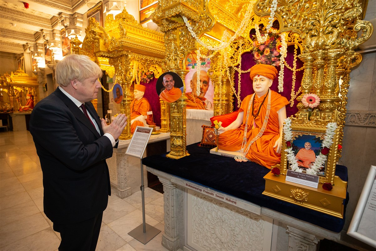 Prime Minister Johnson paid his respects to the creator of the Mandir, His Holiness Pramukh Swami Maharaj