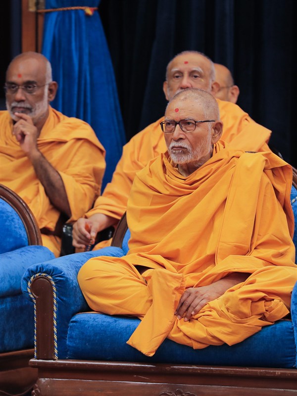 Pujya Bhaktipriya Swami (Kothari Swami) and sadhus doing Swamishri's puja darshan