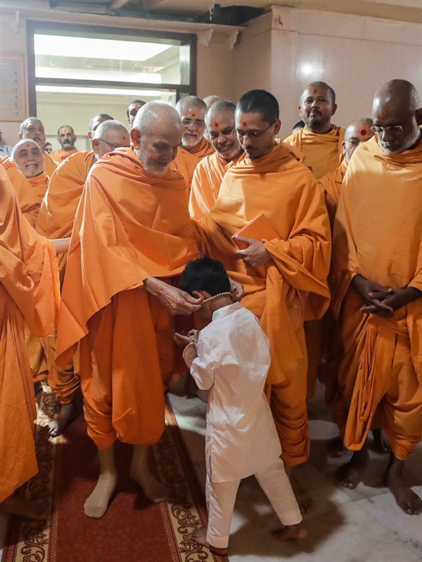 Param Pujya Mahant Swami Maharaj blesses a child