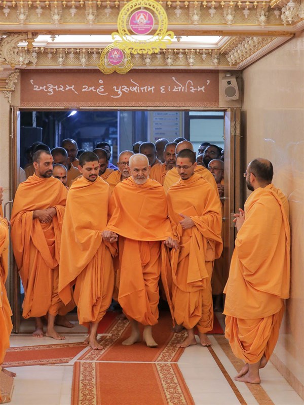 Swamishri arrives for darshan of Shri Nilkanth Varni