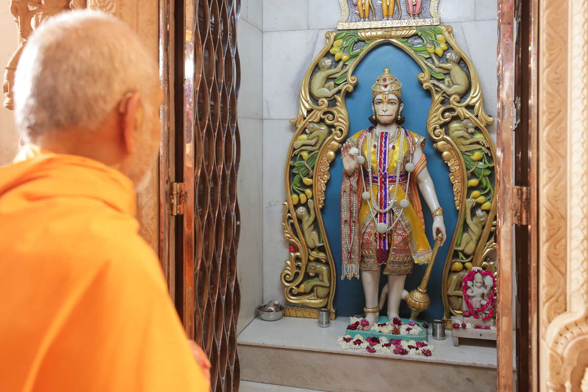 Swamishri engrossed in darshan of Shri Hanumanji