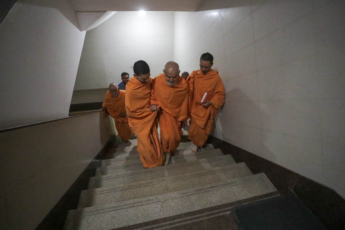 Swamishri climbs the steps