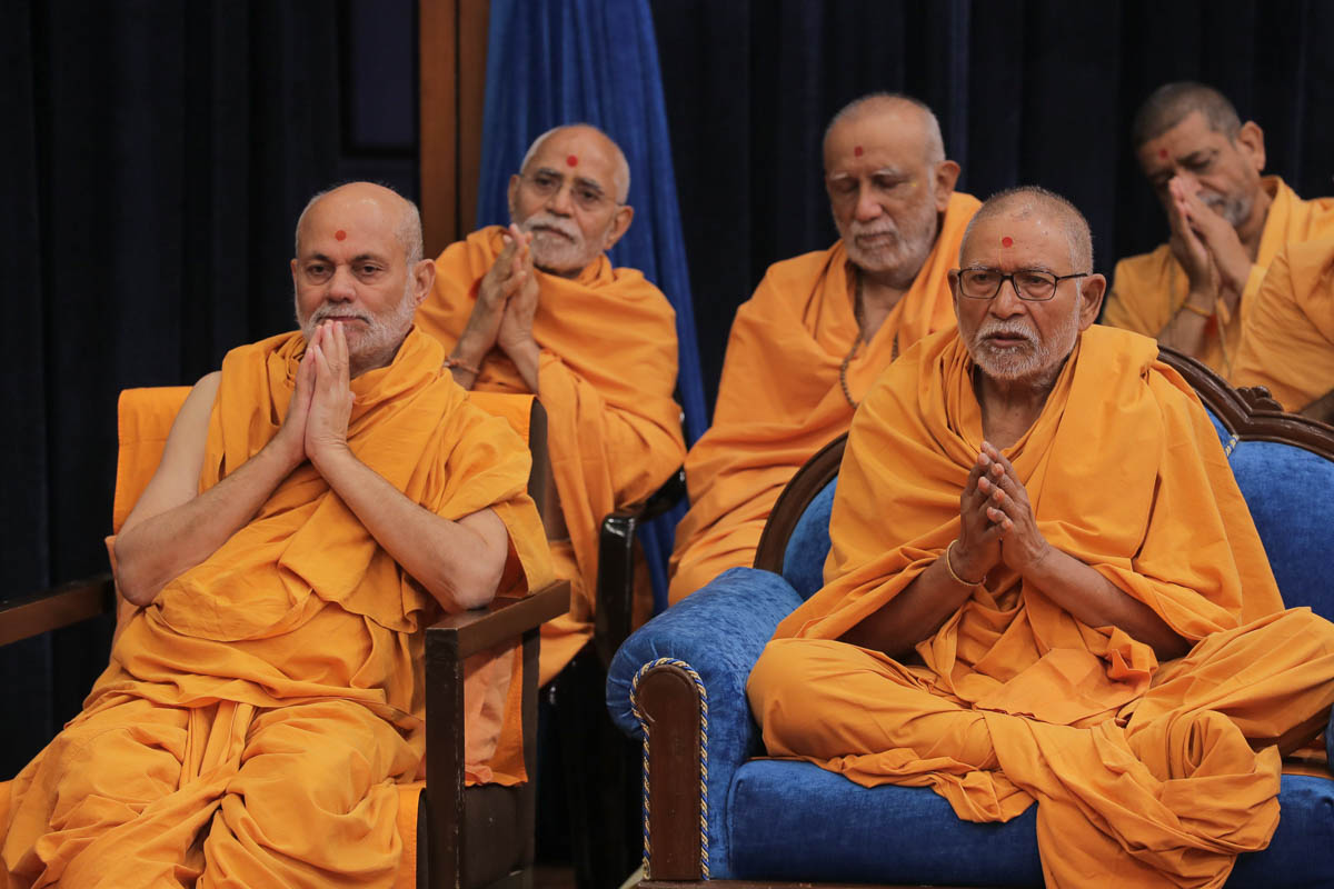 Pujya Bhaktipriya Swami (Kothari Swami), Pujya Viveksagar Swami and sadhus doing Swamishri's puja darshan
