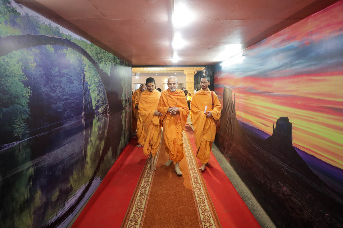 Swamishri on his way for the evening assembly